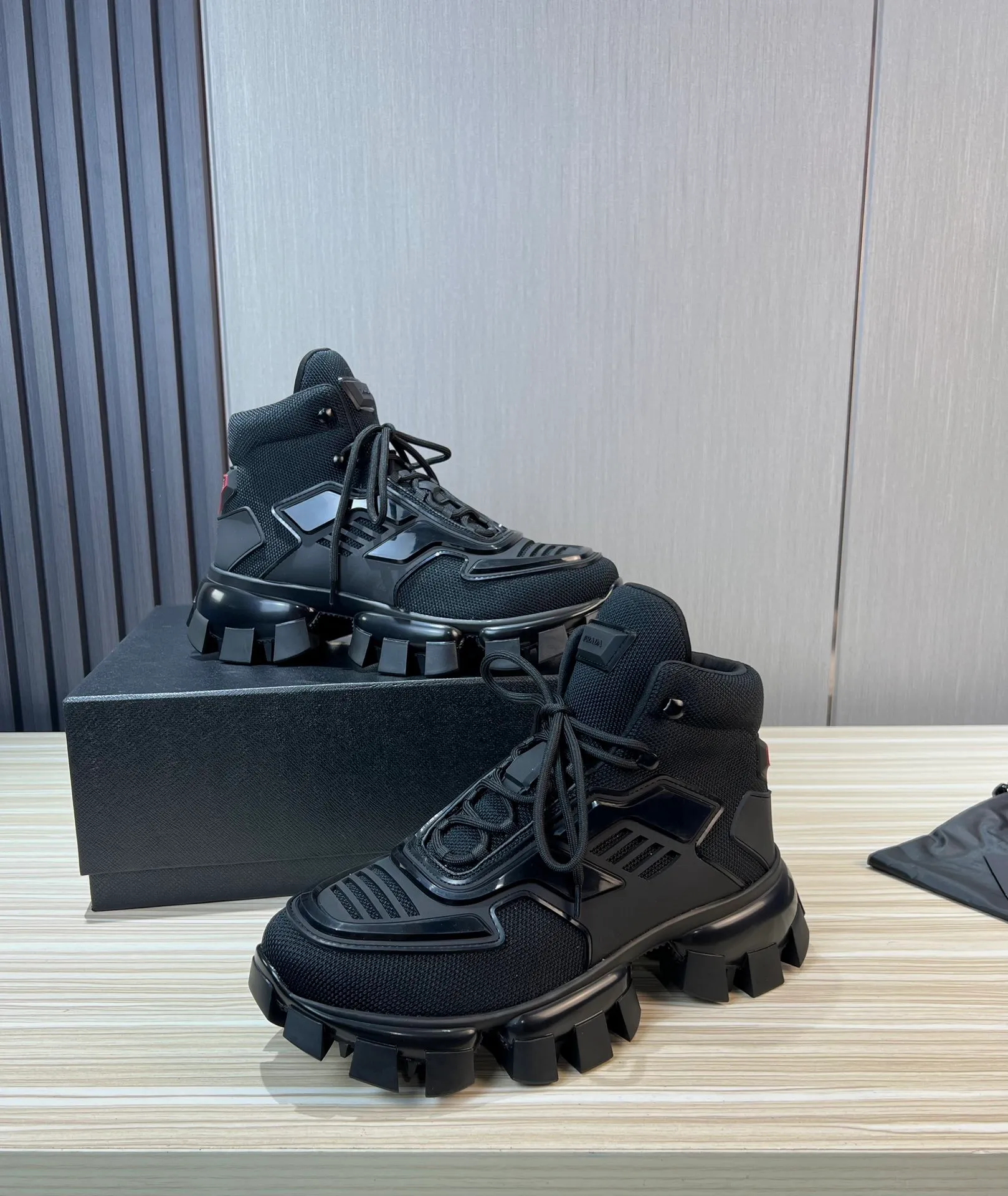 Men's shoes 💰660💰 [PRADA] Couple's popular item at the counter 💑Official website synchronized ⬆️Original fly-woven film fabric + cowhide lining, 1⃣️:1⃣️reproduction, original sole, 35-45 (45.46 custom-made, non-refundable)